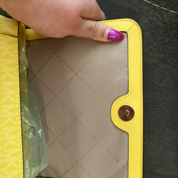 MK Jet Set Collection Item in Daisy 🌼 Yellow Crossbody - Picture 5 of 6